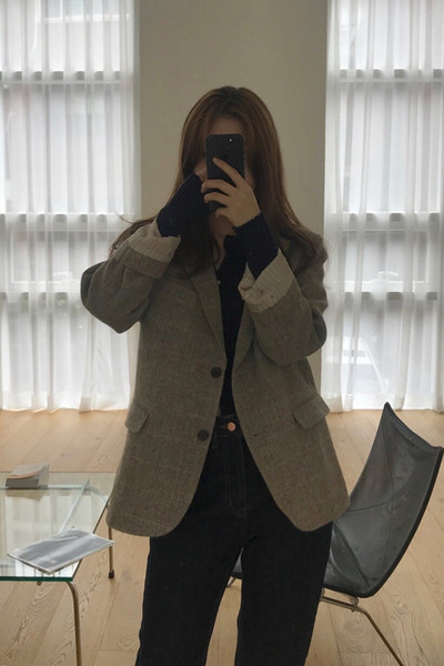 Őszi kockás női kabát zsebekkel