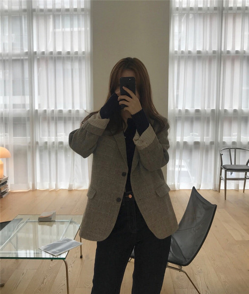 Őszi kockás női kabát zsebekkel