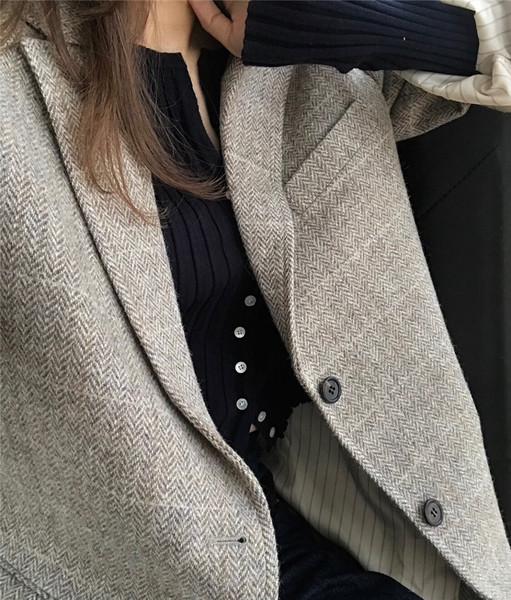 Őszi kockás női kabát zsebekkel