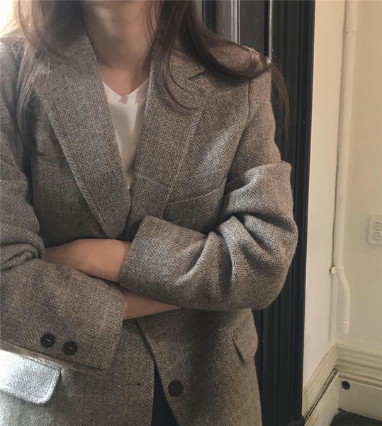 Őszi kockás női kabát zsebekkel