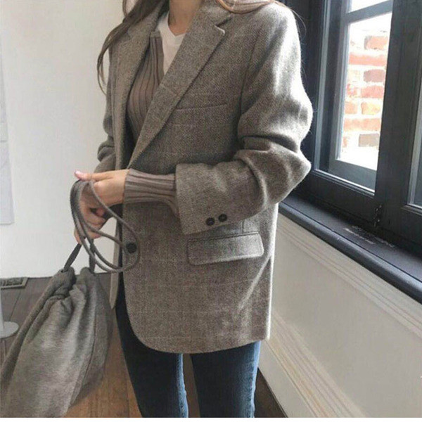 Őszi kockás női kabát zsebekkel