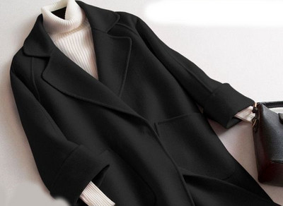 Стилно дълго дамско палто с V-образна яка и джобове