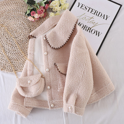 Modern rövid női kabát zsebekkel és gombokkal