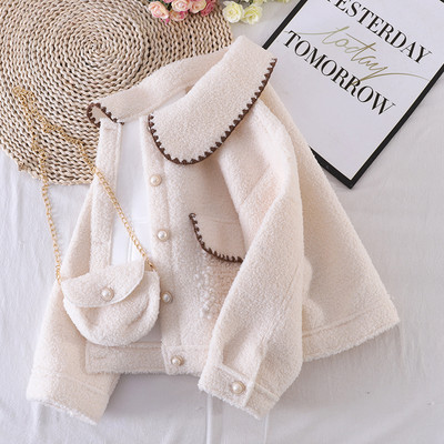 Modern rövid női kabát zsebekkel és gombokkal