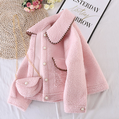 Modern rövid női kabát zsebekkel és gombokkal