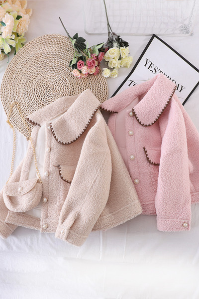 Modern rövid női kabát zsebekkel és gombokkal