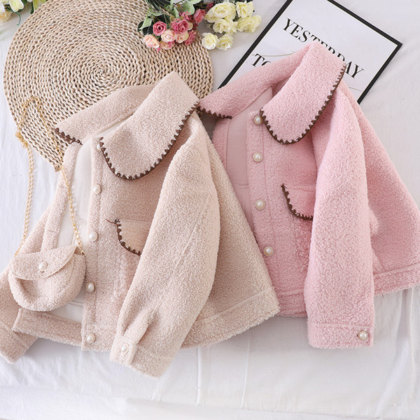 Modern rövid női kabát zsebekkel és gombokkal