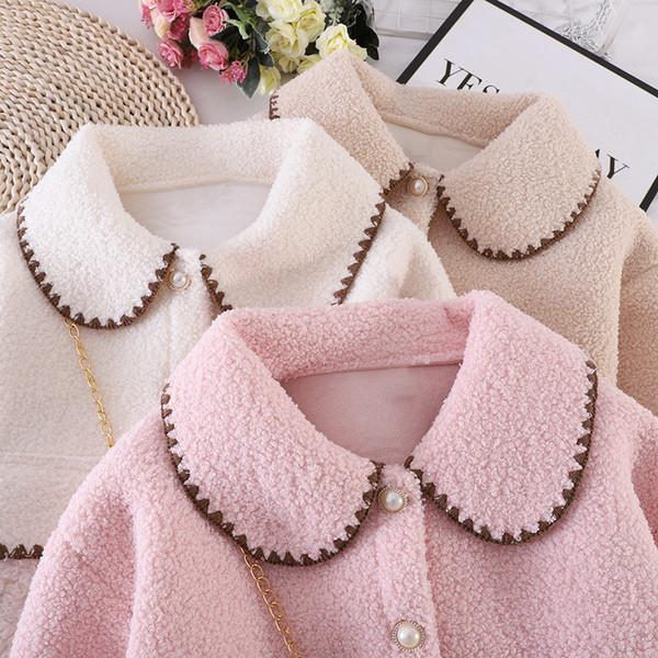 Modern rövid női kabát zsebekkel és gombokkal