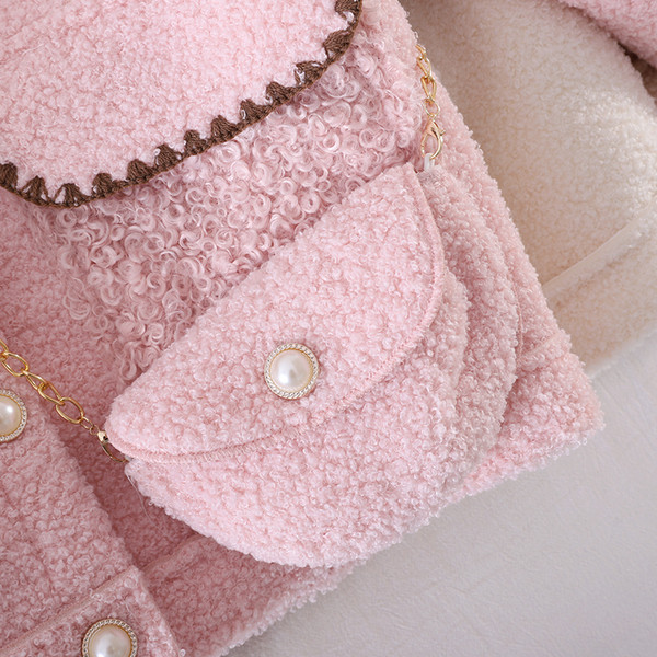 Modern rövid női kabát zsebekkel és gombokkal