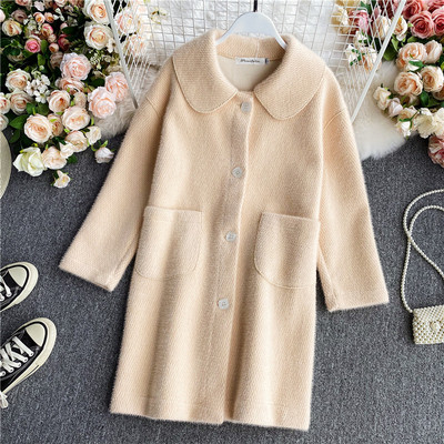 Изчистен модел дамско палто с класическа яка и джобове