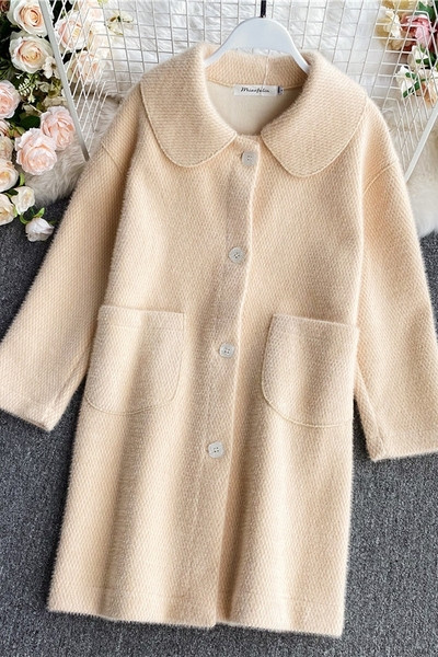 Изчистен модел дамско палто с класическа яка и джобове