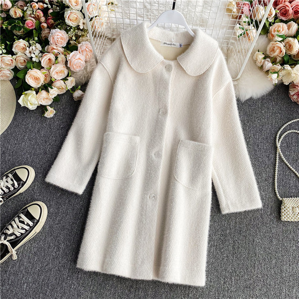 Изчистен модел дамско палто с класическа яка и джобове