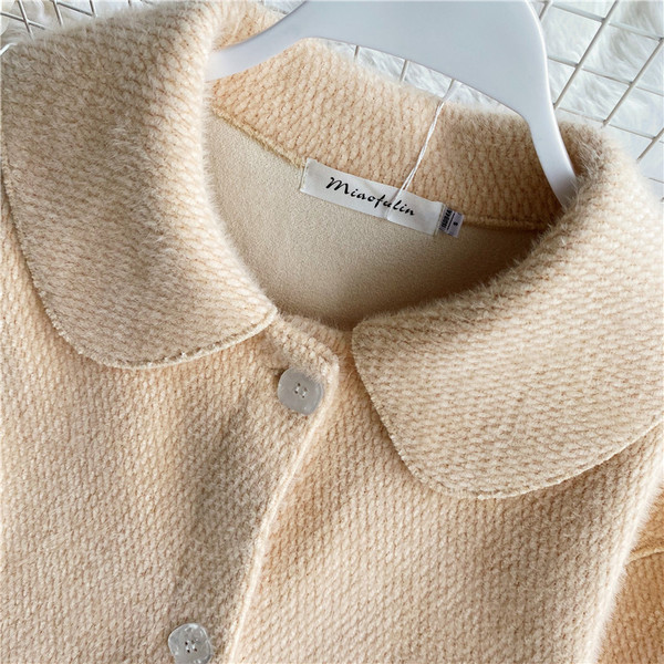 Изчистен модел дамско палто с класическа яка и джобове