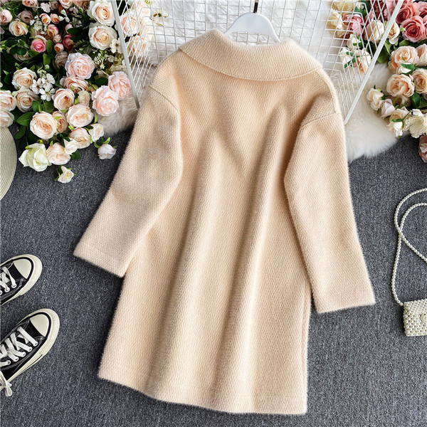 Изчистен модел дамско палто с класическа яка и джобове