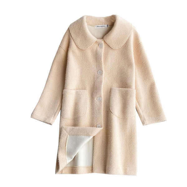 Изчистен модел дамско палто с класическа яка и джобове