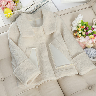 Női pehelykabát klasszikus gallérral és zsebbel