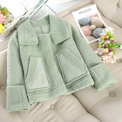 Női pehelykabát klasszikus gallérral és zsebbel