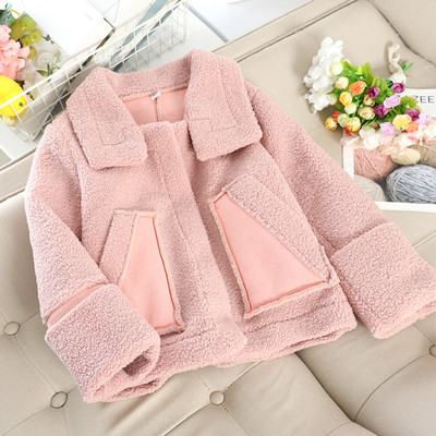 Női pehelykabát klasszikus gallérral és zsebbel