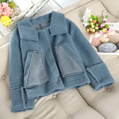 Női pehelykabát klasszikus gallérral és zsebbel