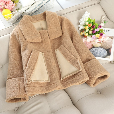 Női pehelykabát klasszikus gallérral és zsebbel