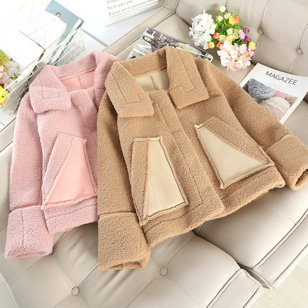 Női pehelykabát klasszikus gallérral és zsebbel