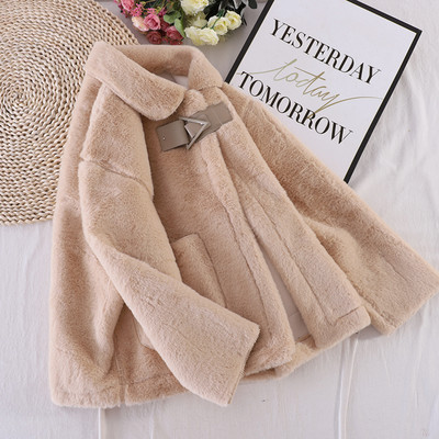 Rövid pehely női kabát gallérral és zsebekkel