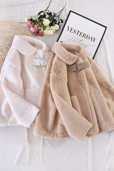 Rövid pehely női kabát gallérral és zsebekkel