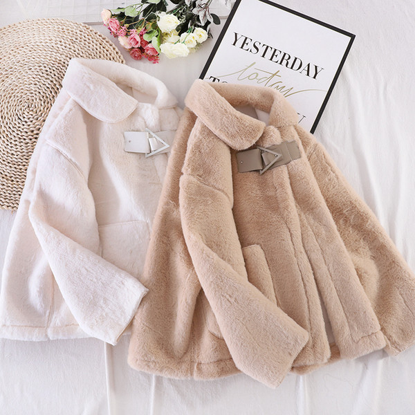 Rövid pehely női kabát gallérral és zsebekkel