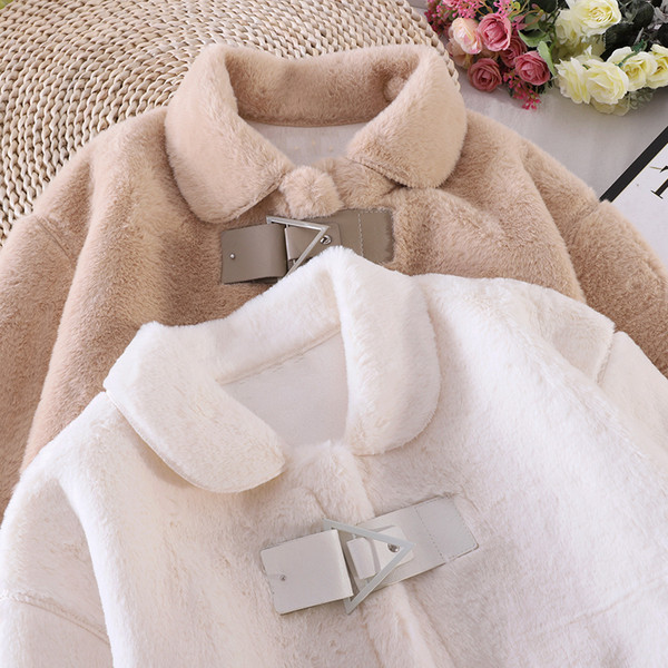 Rövid pehely női kabát gallérral és zsebekkel