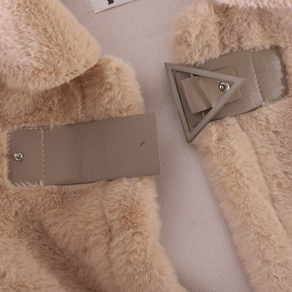 Rövid pehely női kabát gallérral és zsebekkel