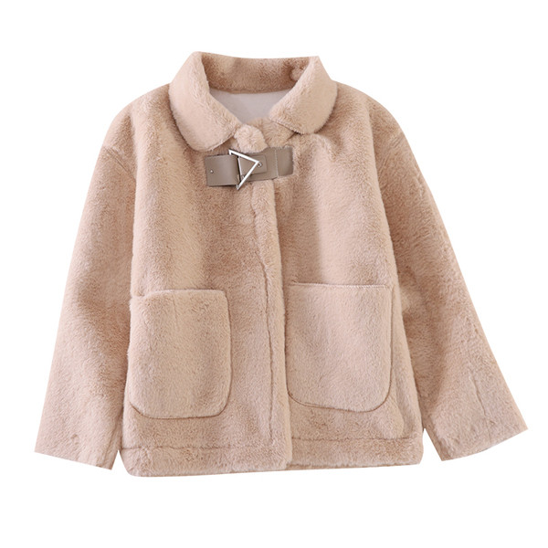 Rövid pehely női kabát gallérral és zsebekkel
