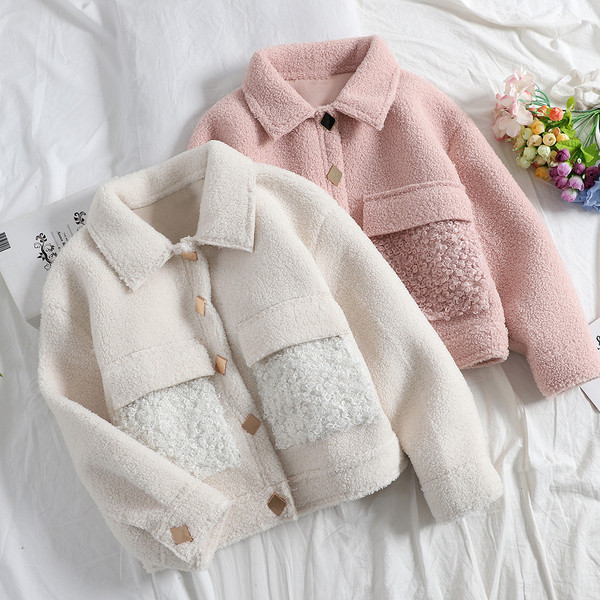 Női pehelykabát gombokkal és klasszikus gallérral