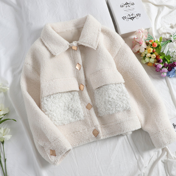 Női pehelykabát gombokkal és klasszikus gallérral