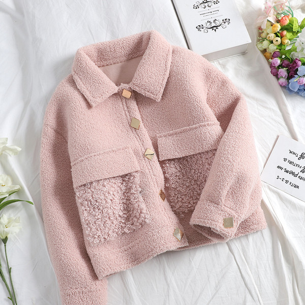 Női pehelykabát gombokkal és klasszikus gallérral