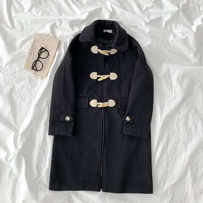 Hosszú női kabát gombokkal és hosszú ujjú
