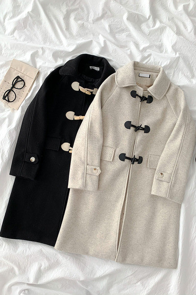 Hosszú női kabát gombokkal és hosszú ujjú