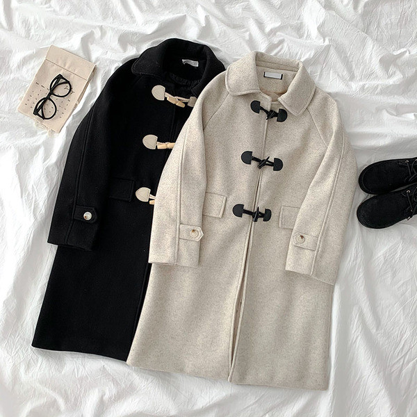 Hosszú női kabát gombokkal és hosszú ujjú