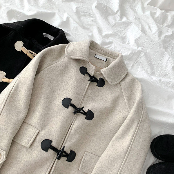 Hosszú női kabát gombokkal és hosszú ujjú