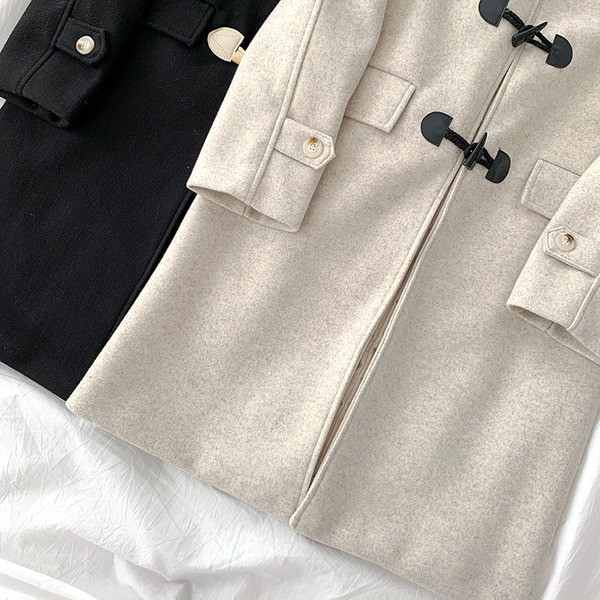 Hosszú női kabát gombokkal és hosszú ujjú