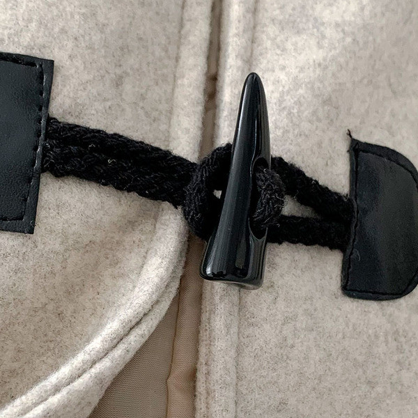 Hosszú női kabát gombokkal és hosszú ujjú