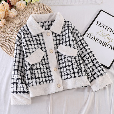 Карирано дамско палто с копчета и класическа яка