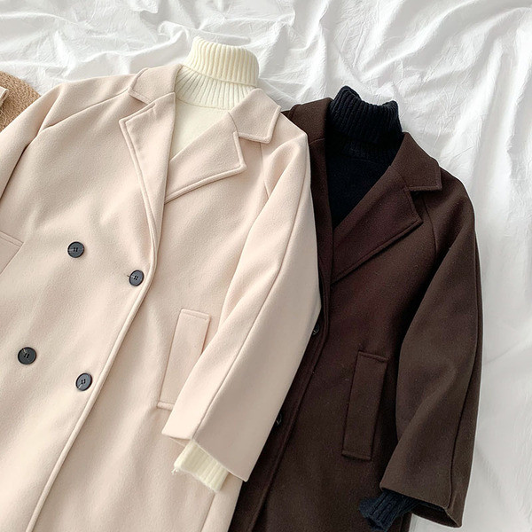 Új modell női hosszú kabát gombokkal és zsebekkel