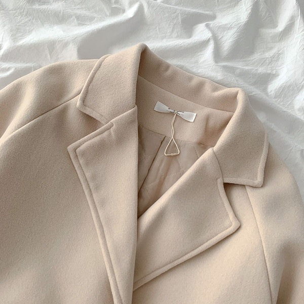 Új modell női hosszú kabát gombokkal és zsebekkel