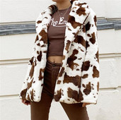 Stílusos női pehelykabát gombokkal