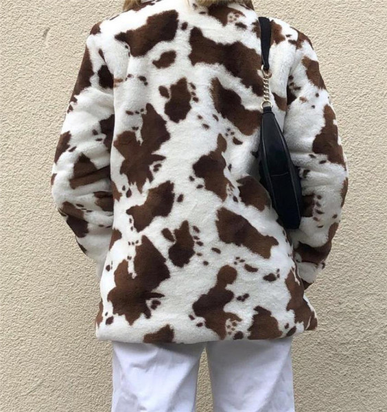 Stílusos női pehelykabát gombokkal