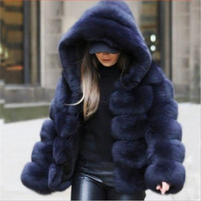 Μοντέρνο χνουδοτό παλτό με κουκούλα