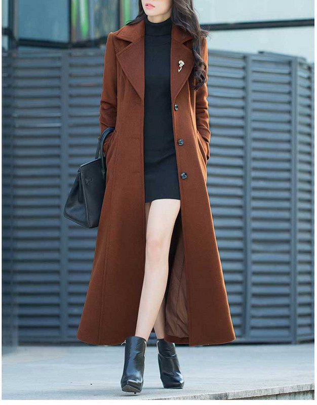 Модерно дамско палто с копчета подходящо за зимата