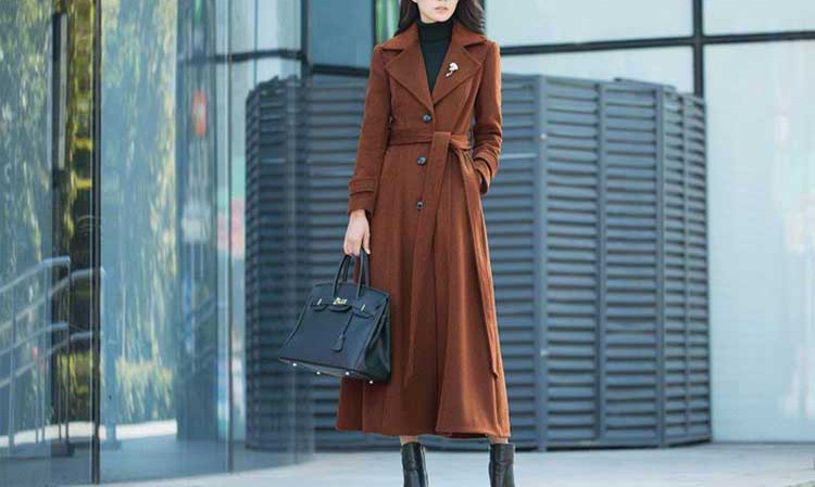 Modern női kabát gombokkal, télre is