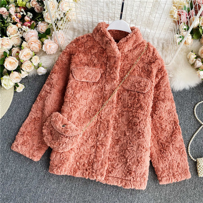 Стилно пухено дамско палто с висока яка