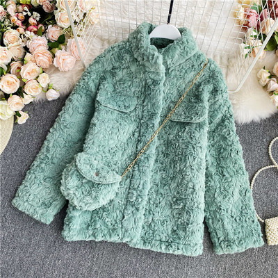 Стилно пухено дамско палто с висока яка